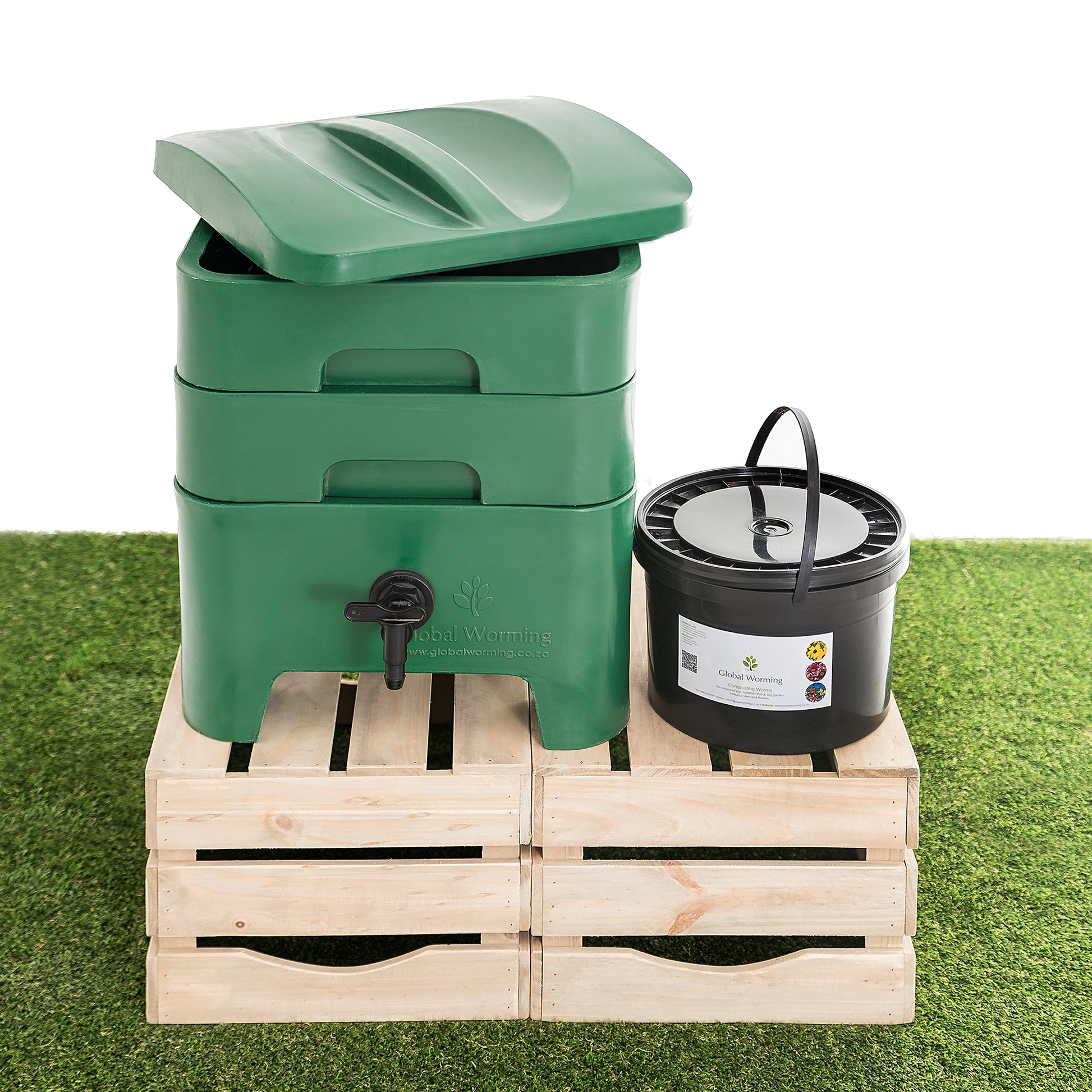 Worm Oasis shown with the Tub of composting worms - Worm oasis sold separately.